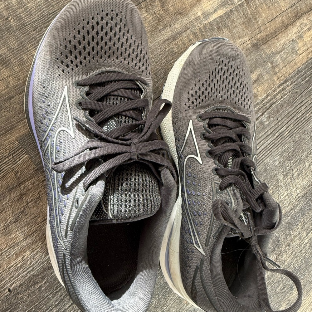 Mizuno Black and Gray Wave Rider 25